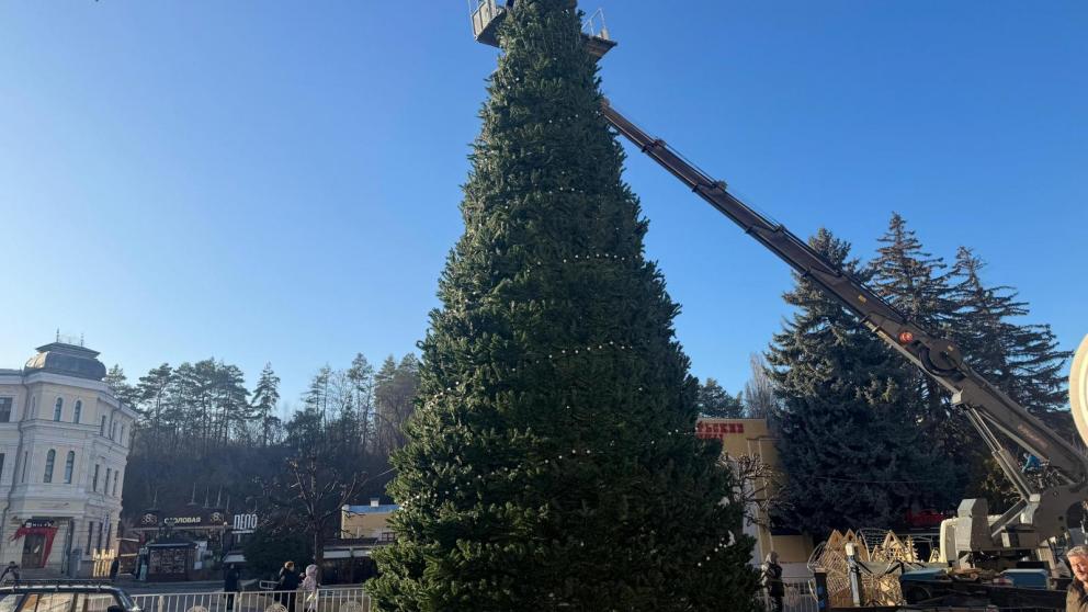 В Кисловодске почти готова главная новогодняя ёлка