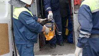 Отец случайно запер малолетнюю дочь в машине, которую открыли только спасатели