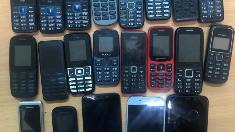 На Ставрополье мужчина пытался перебросить 21 телефон на территорию колонии