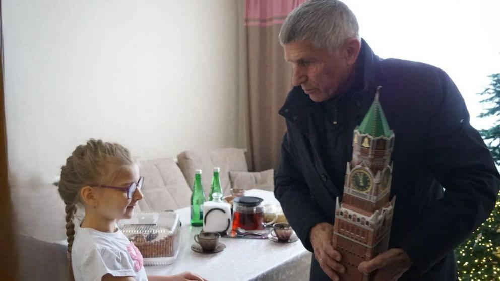 Депутат Госдумы исполнил мечту семилетней Виктории в рамках акции «Ёлка желаний»