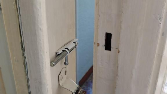 В Невинномысске спасатели вызволили бабушку, ставшую заложницей собственной комнаты