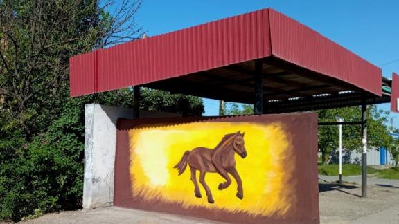 Жительница Зеленокумска разрисовала остановку общественного транспорта