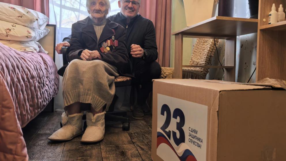 Депутат Думы Ставрополья Игорь Лавров поздравил защитницу Отечества 