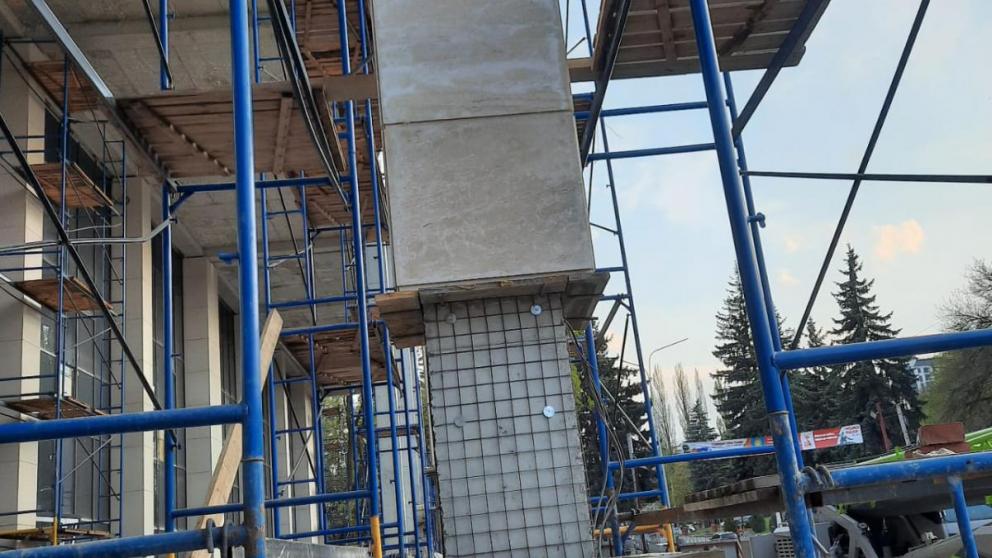 Около 30 колонн украсят фасад конгресс-холла «Россия» в Кисловодске