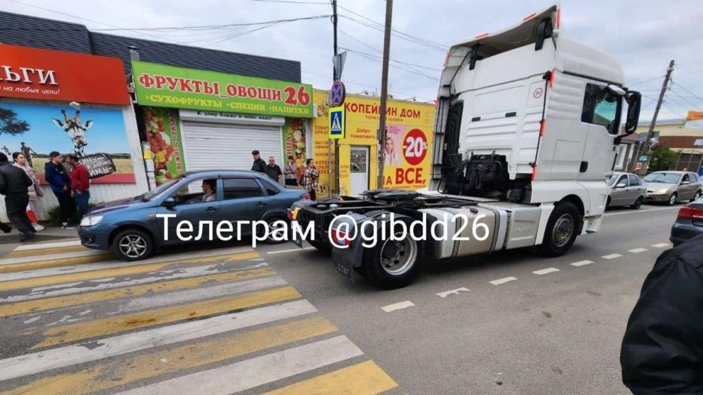 Женщина погибла под колёсами грузовика в Михайловске на Ставрополье