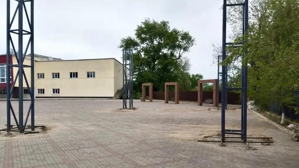 В селе Рагули завершают установку уличной сцены
