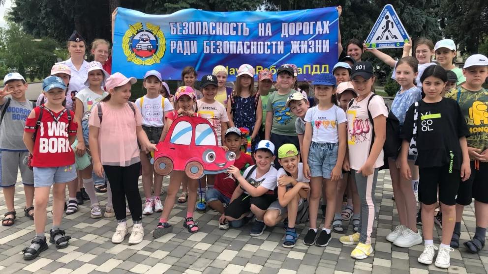 В станице Ессентукской отметили день ГИБДД детским праздником