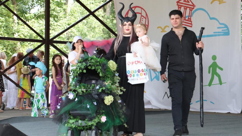 Коляска в стиле «Малефисенты» появилась на семейном празднике в Ессентуках