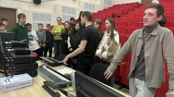 Путешествие по театральному закулисью организовали для молодёжи в Андроповском округе