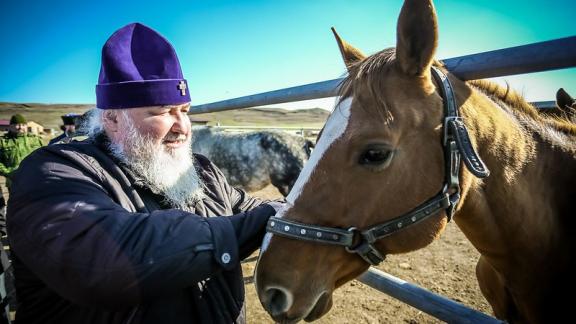 На Ставрополье служители епархии с митрополитом Кириллом высадили деревья на подсобном хозяйстве