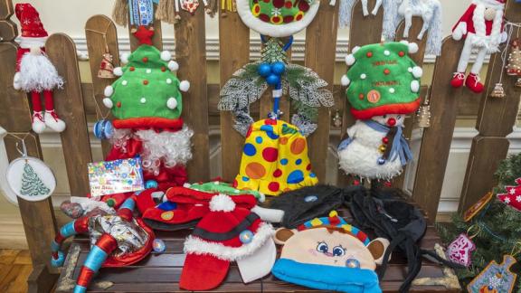 Ставропольские мастера приготовили вязаные вещи для детей и пенсионеров Антрацитовского района ЛНР