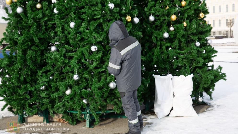 На главной площади Ставрополя демонтируют праздничные конструкции