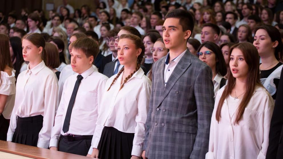 Более 600 лучших выпускников Ставрополя награждены краевыми медалями