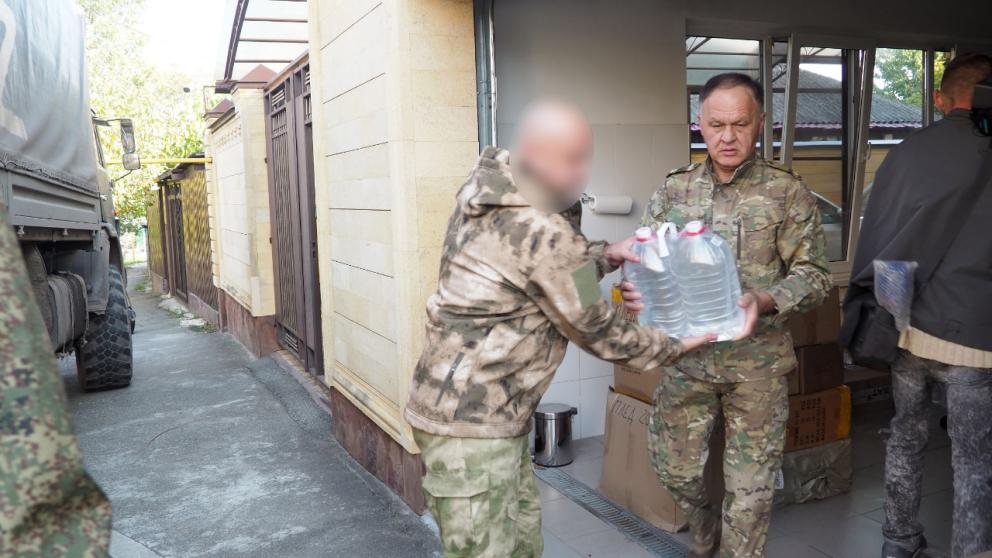 Около 10 тонн гуманитарного груза отправили ставропольские депутаты военнослужащим