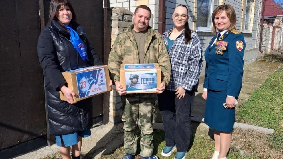 Единороссы Советского округа Ставрополья поздравили участников спецоперации