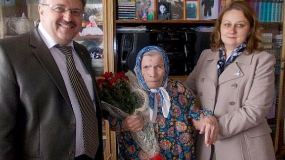 В.Мажаров поздравил с Днем Победы 95-летнюю Александру Староверову из Ставрополя