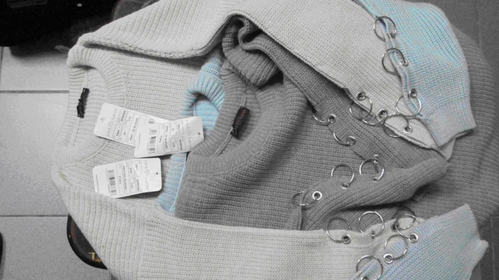 Десятки килограммов одежды пытались провезти авантюристки через таможню Минвод