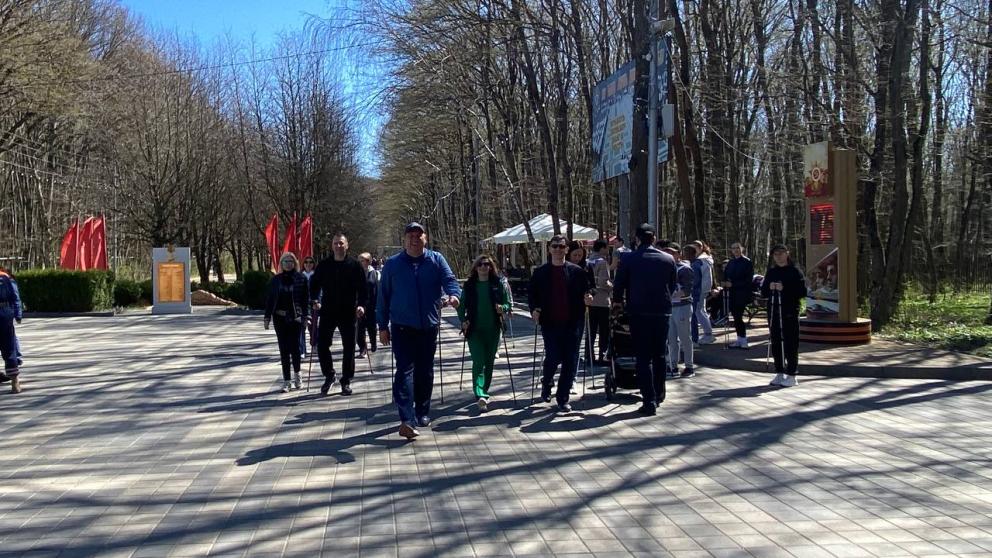 В Ставрополе спортивный фестиваль собрал любителей скандинавской ходьбы