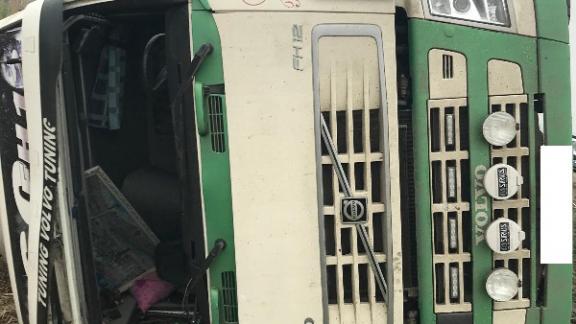 Водитель пострадал при опрокидывании грузовика на Ставрополье