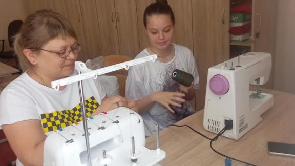 Ставропольские школьники шьют экипировку для бойцов спецоперации