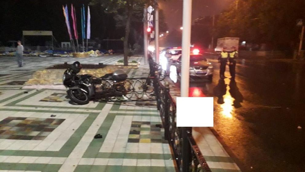 В Ставрополе байкер на чужом мотоцикле разбился насмерть у парка «Победы»