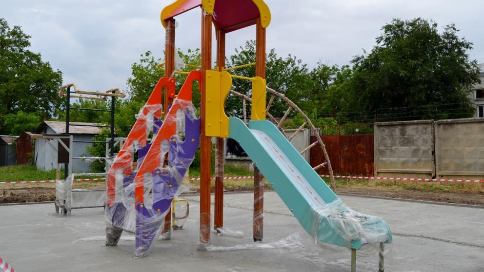 В Георгиевске по просьбе жителей появилась новая детская площадка