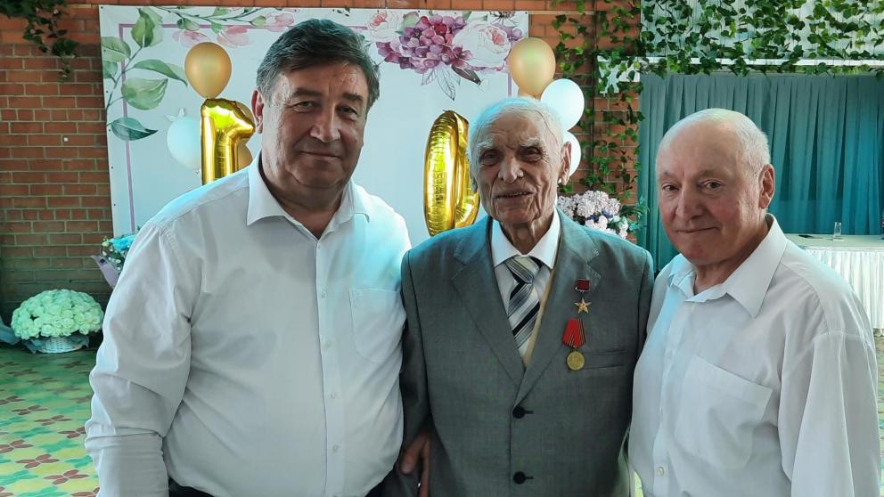 Депутат ставропольской краевой Думы поздравил ветерана с вековым юбилеем