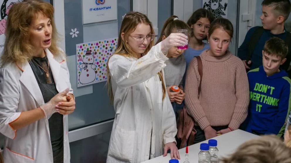 В Невинномысске школьники изготовили «зубную пасту» для слона