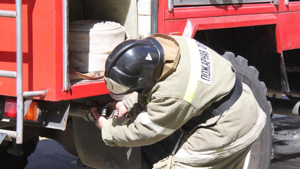 На территории частного дома горели скирды сена в Курском районе