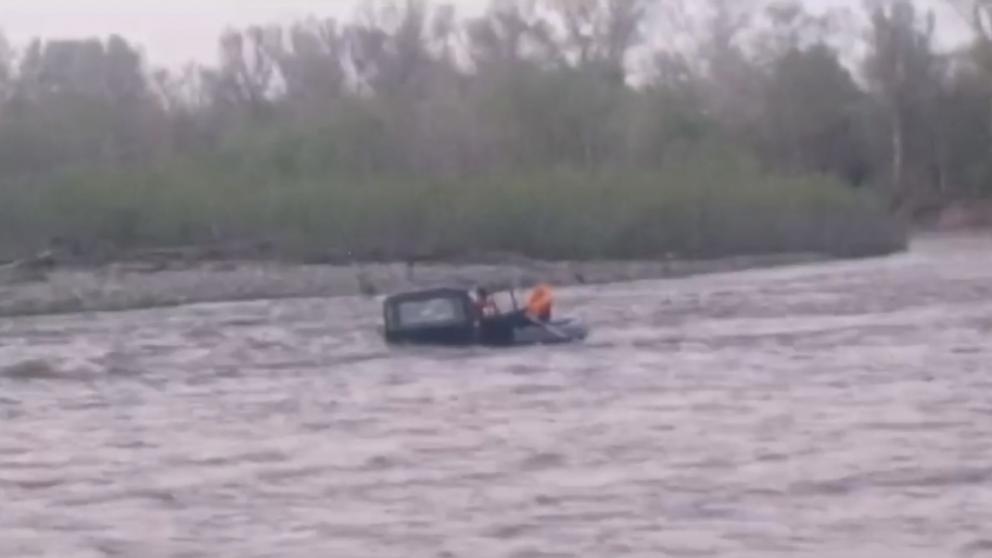 Двух человек спасли из тонущей машины вблизи села Ивановского на Ставрополье