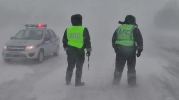 Движение на двух трассах Ставрополья по-прежнему ограничено из-за снегопада