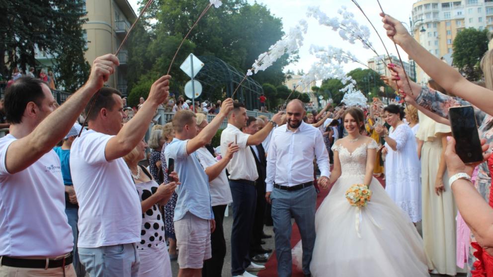 В Кисловодске десятки пар обручились нарзаном