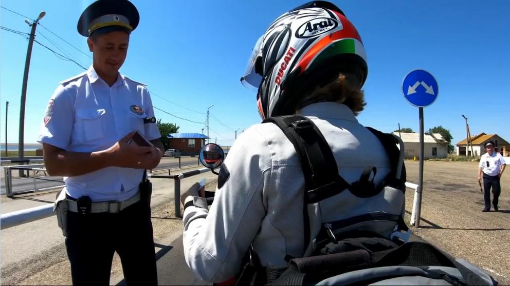 Блогер из Голландии прославила ставропольского инспектора-полиглота