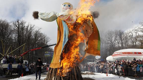 Масленица в Ставрополе: конкурс лопат, два огромных блина и 8-метровое чучело