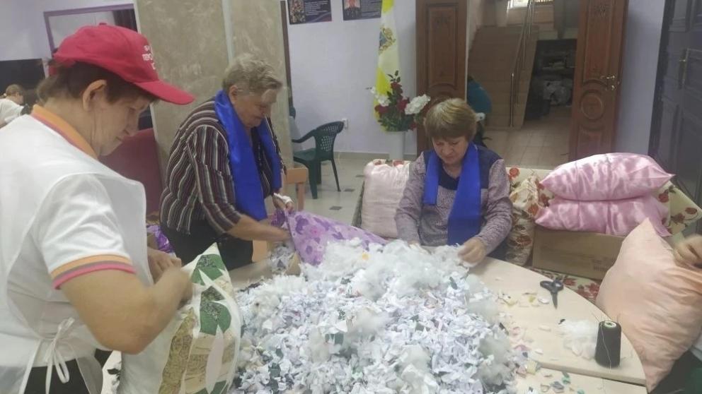 Более 2 тыс подушек изготовили для бойцов «серебряные» волонтёры Петровского округа Ставрополья 

 
