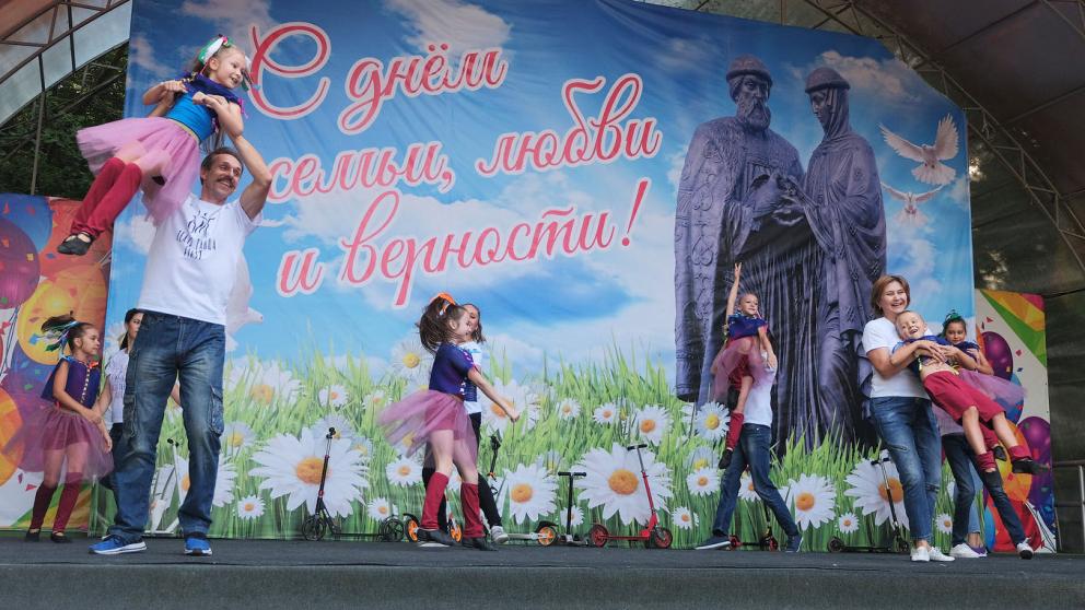 Бракосочетанием и творческими номерами отмечали День семьи в Ставрополе