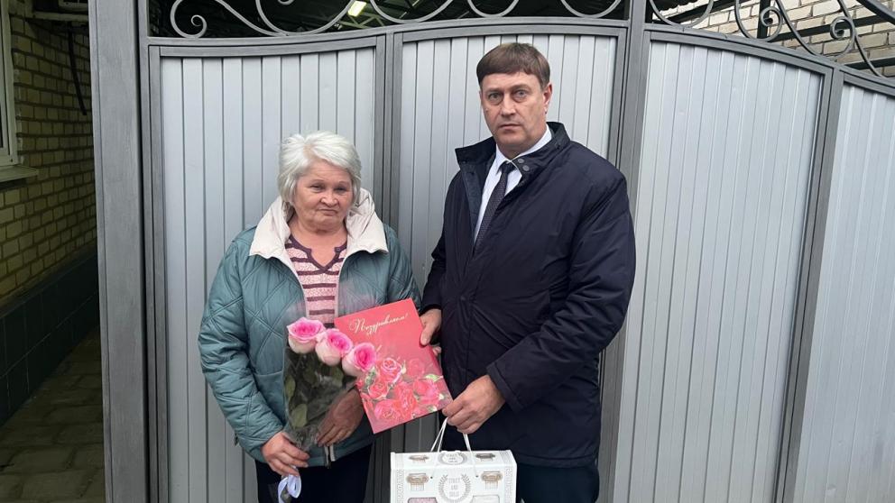 Глава Благодарненского округа поздравил с днём рождения мать погибшего бойца СВО