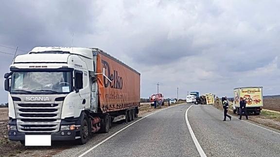 Один человек пострадал при столкновении двух грузовиков на Ставрополье