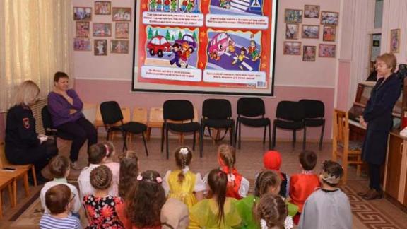 Интерактивные сказки показывают дошкольникам сотрудники ГИБДД