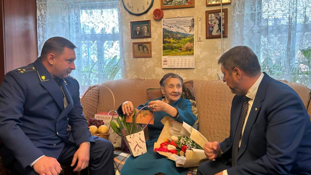 Ветеран ВОВ из Кировского округа получила поздравление с 23 Февраля от главы