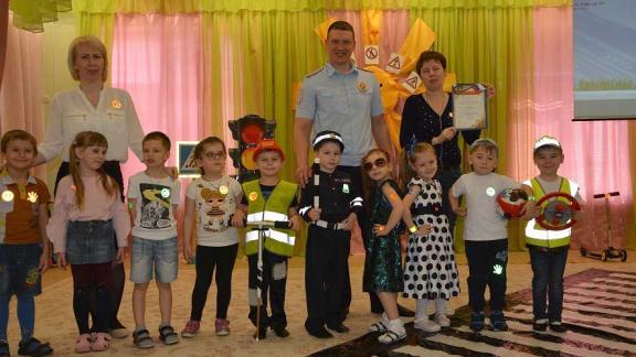 Танцевальным флэшмобом завершилась в Минводах акция ГИБДД «Стань заметней на дороге!»