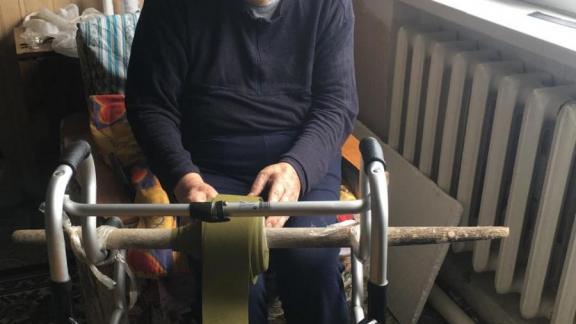 90-летний житель Минераловодского округа Ставрополья помогает плести маскировочные сети