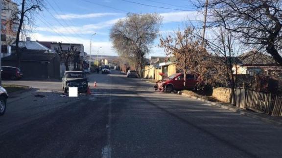 Выезд за сплошную линию в Кисловодске стал причиной аварии, пострадали три человека