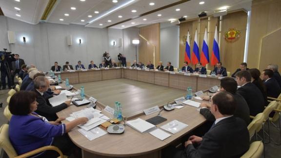 Дмитрий Медведев обсудил с губернаторами состояние рынка труда в регионах