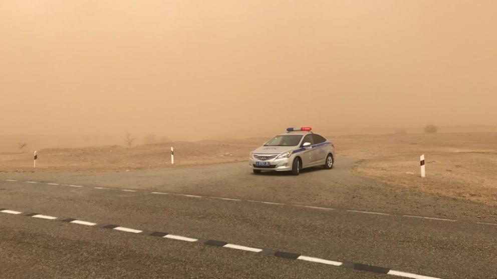 Пылевая буря на востоке Ставрополья затрудняет движение транспорта