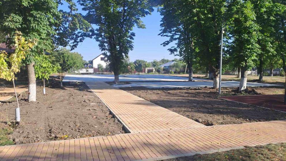 Новую спортплощадку обустраивают в селе Казьминском на Ставрополье