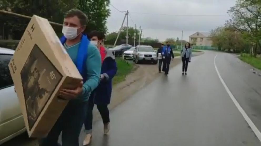 На Ставрополье в станице Новомарьевской ветеранам передали телевизоры и продуктовые наборы