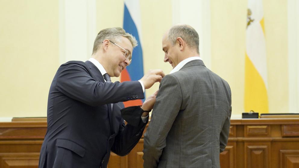 Владимир Владимиров вручил краевые награды работникам химической промышленности