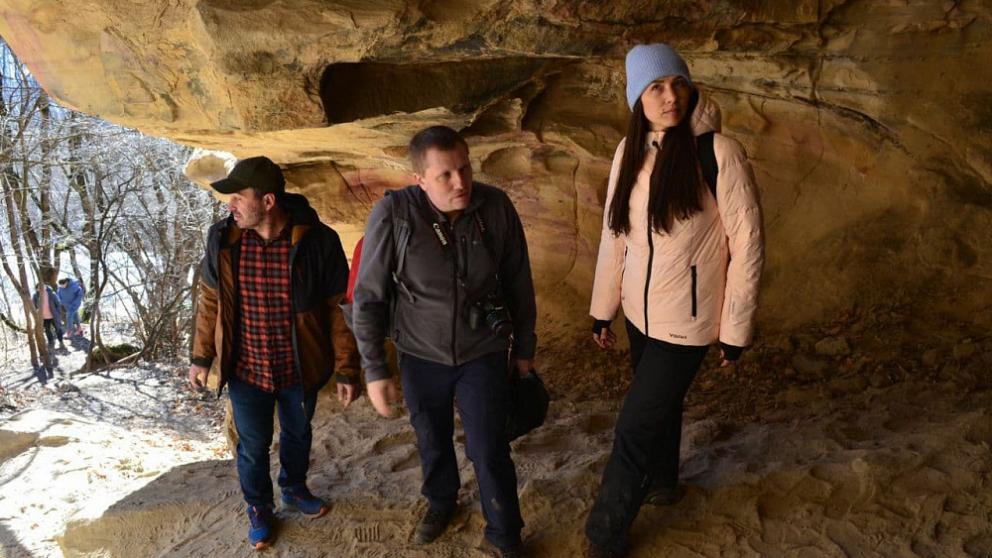 Работы по мотивам первобытного искусства представили студенты Ставрополья в Сырных пещерах КЧР