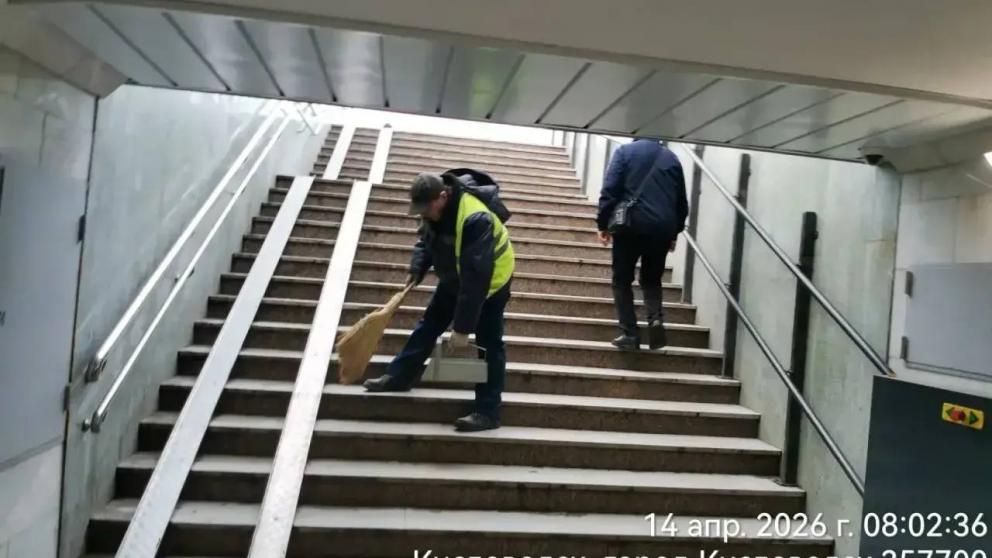 В Кисловодске начали использовать электрическую уборочную технику для парков и озера